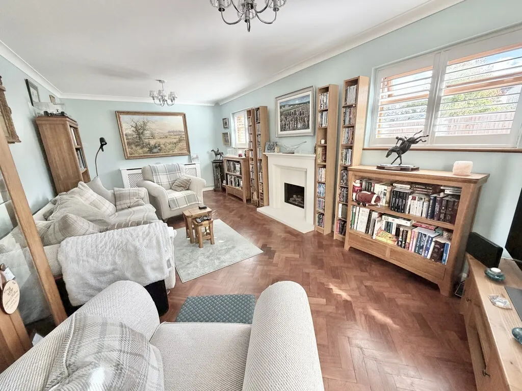 White Acres Road, Mytchett, photo 6
