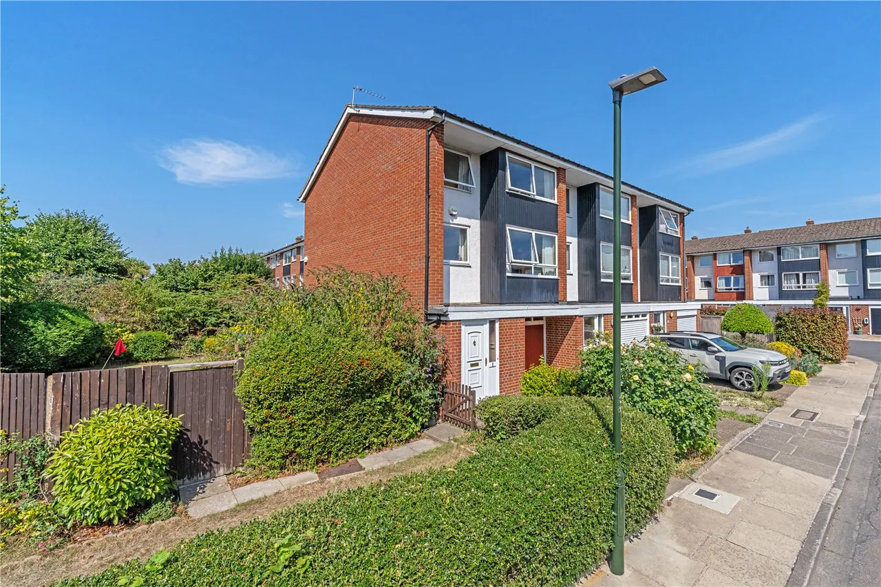 3 bed house for sale — Jillian Close, Hampton, TW12 2NX