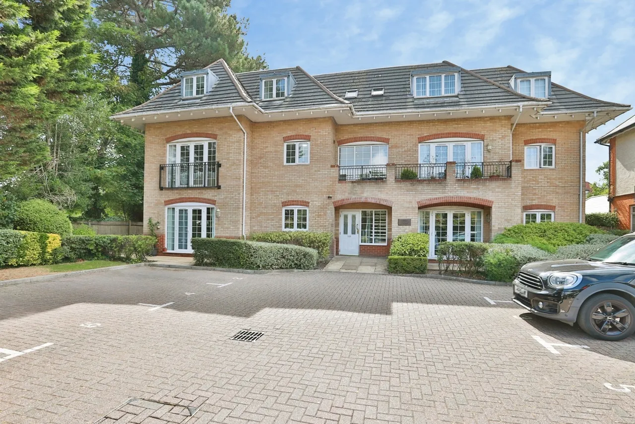 2 bed flat for sale, Holdenhurst Road, Bournemouth, BH8