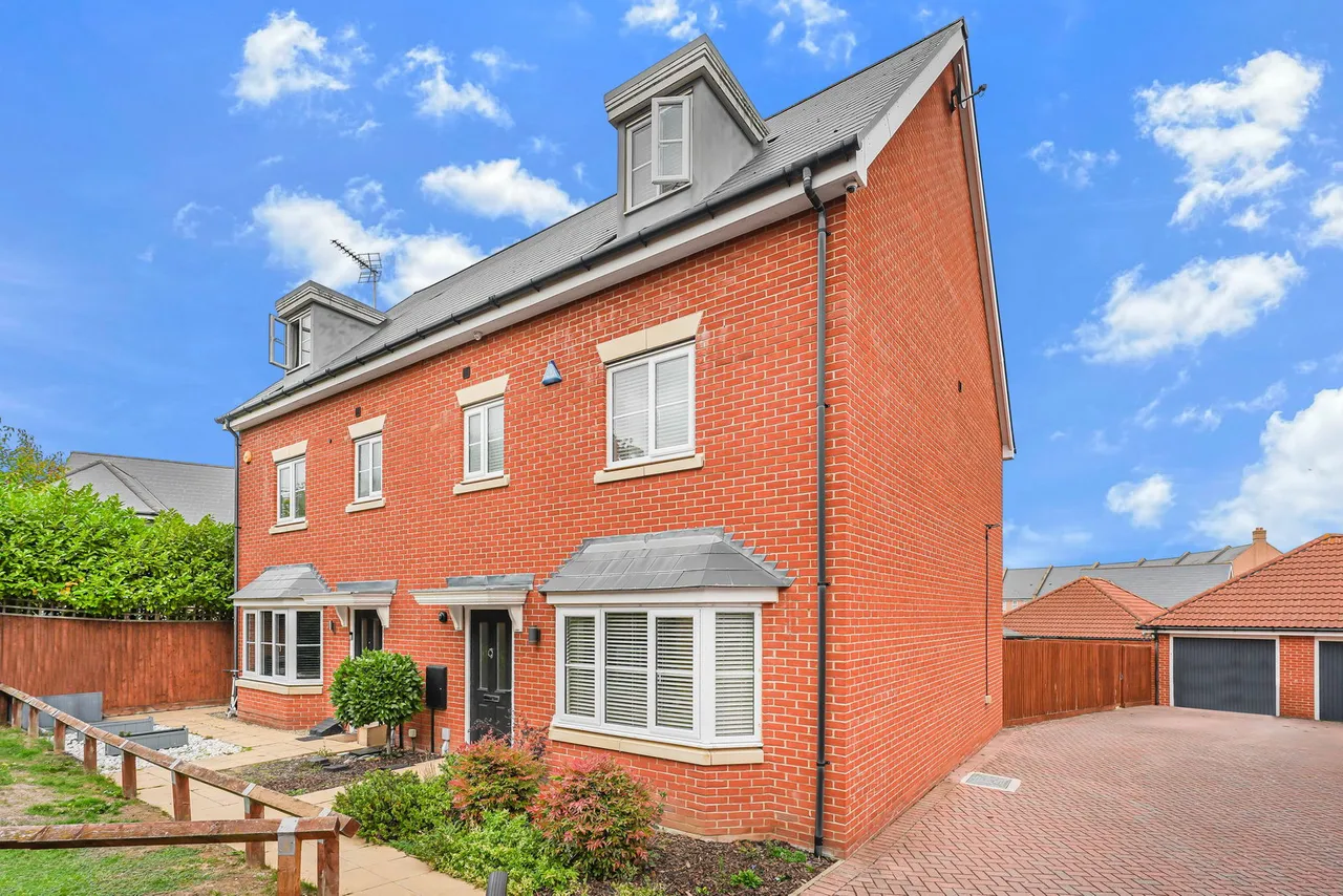 4 bed house for sale, Dulwich Avenue, Dunton Fields, SS15