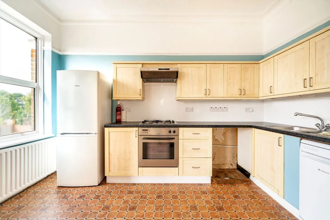 Oldfield Road, TW12, photo 4