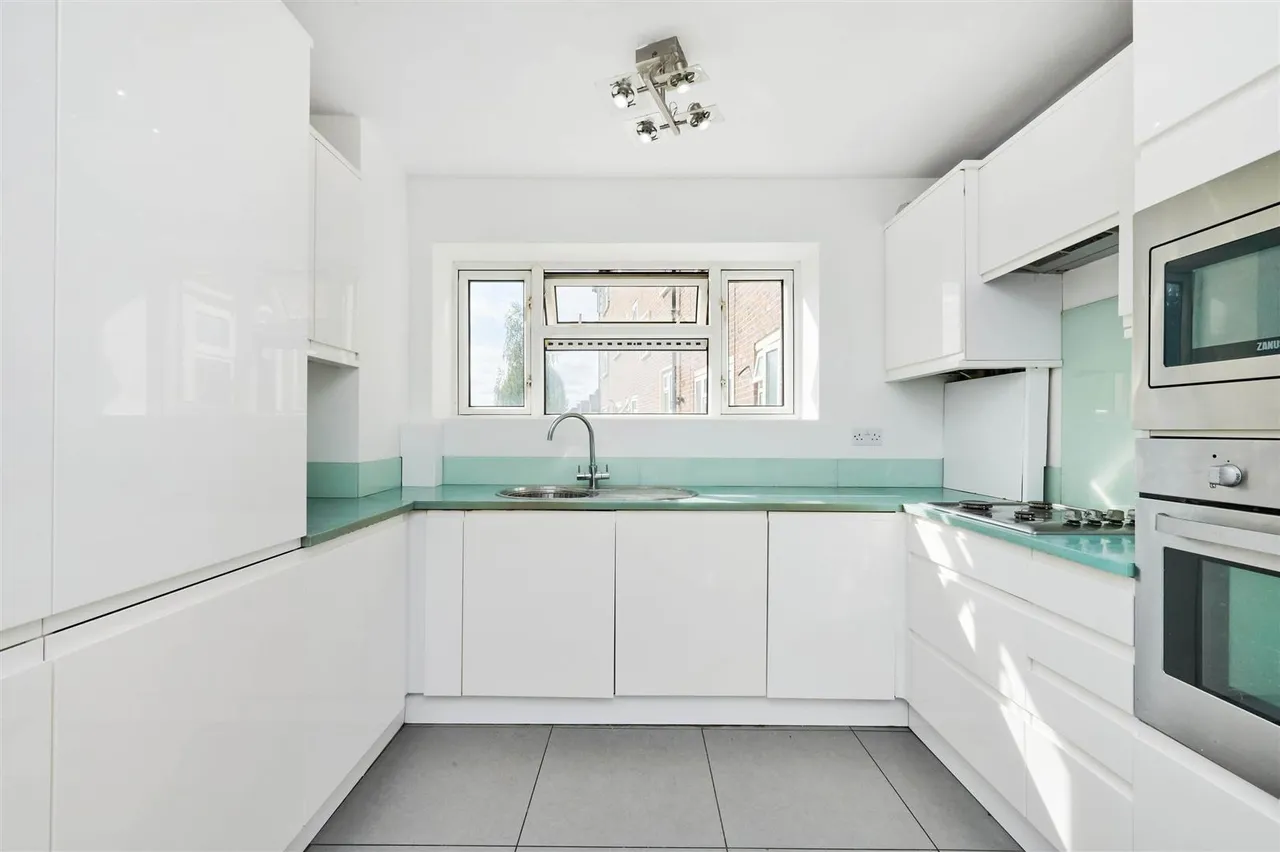 3 bed flat to rent, Mortlake High Street, Mortlake, SW14