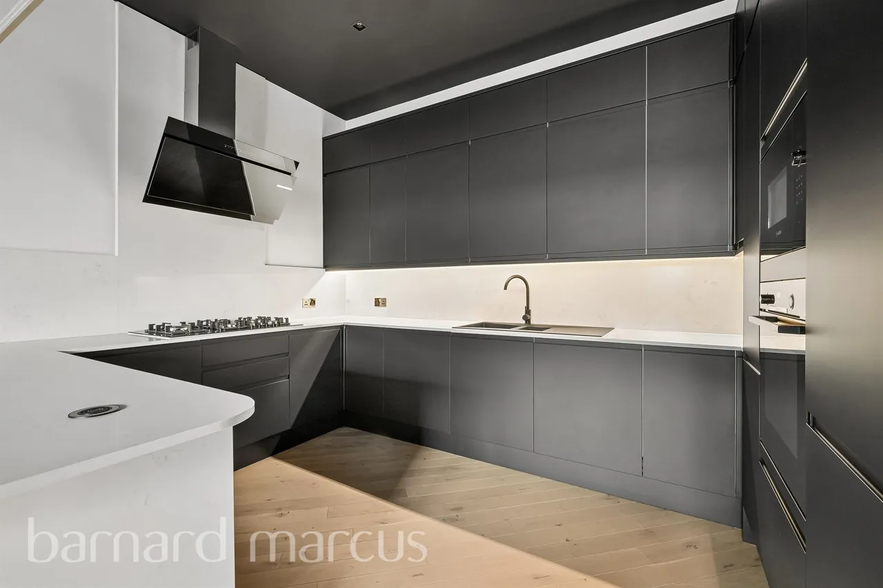 1 bed flat for sale — High Road, London