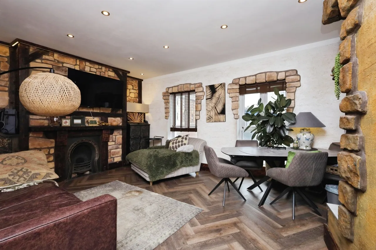 3 bed flat for sale — Seaside Road, Eastbourne