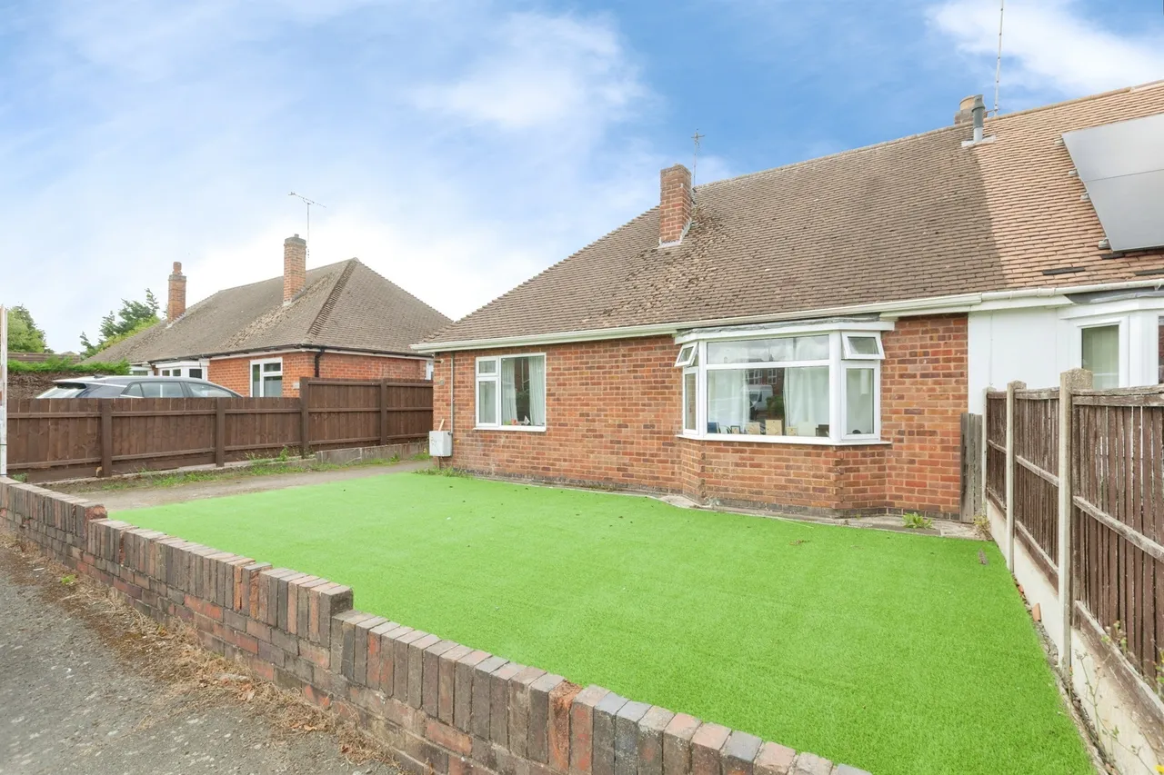 2 bed house for sale — Calverton Avenue, Wigston
