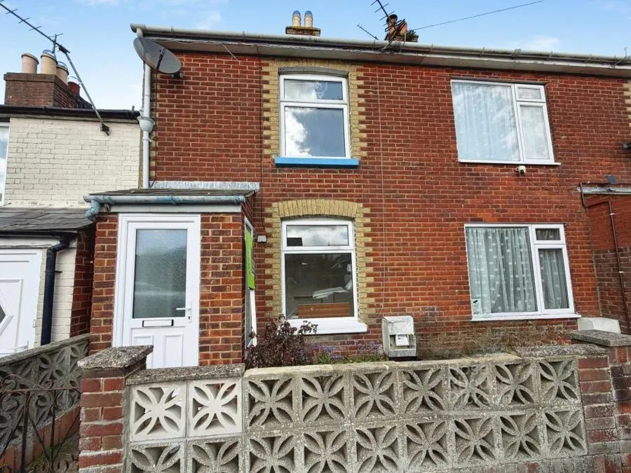 3 bed house for sale, Victoria Road, Newport, PO30