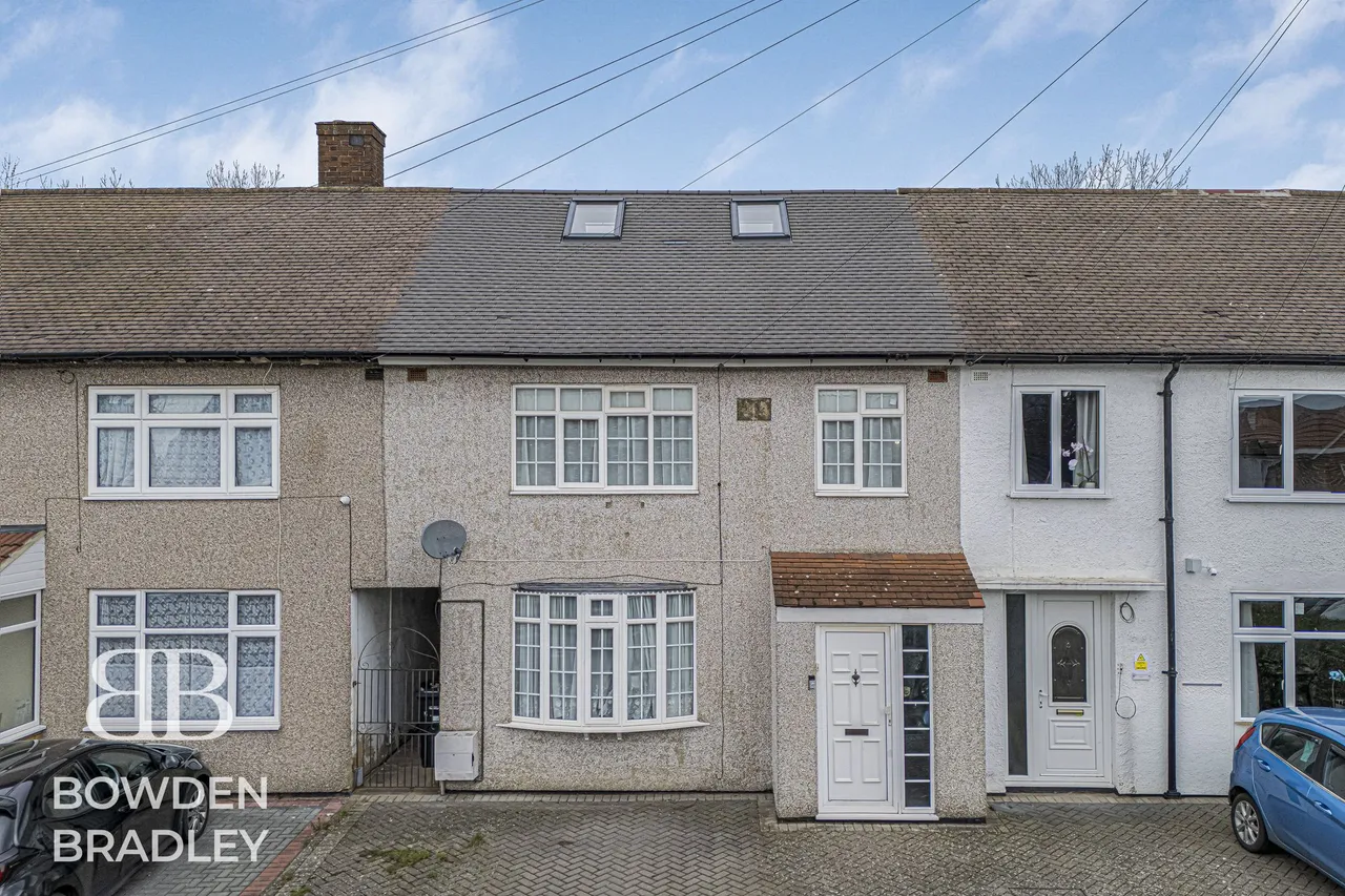 3 bed house for sale — Arrowsmith Road, Chigwell, IG7