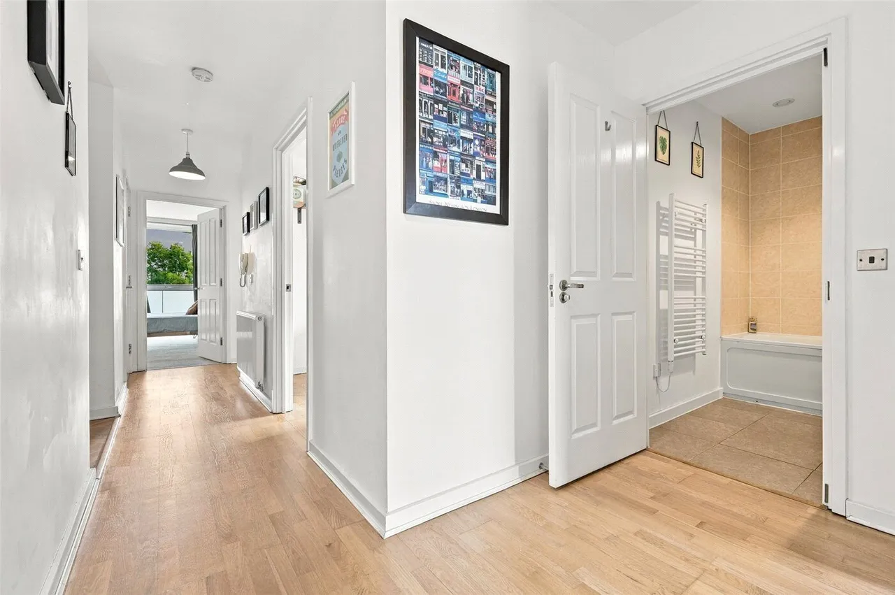 Bathurst Square, London, N15, photo 9
