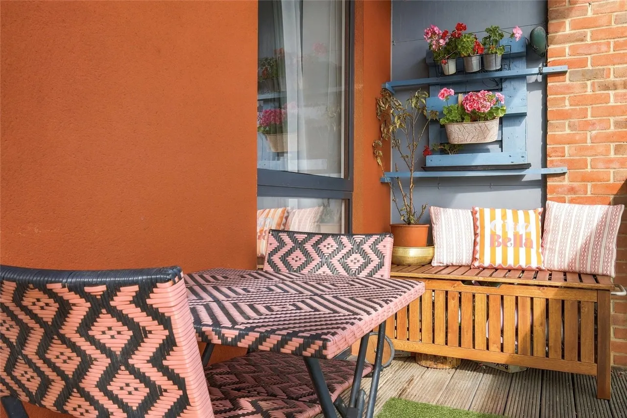 Bathurst Square, London, N15, photo 15