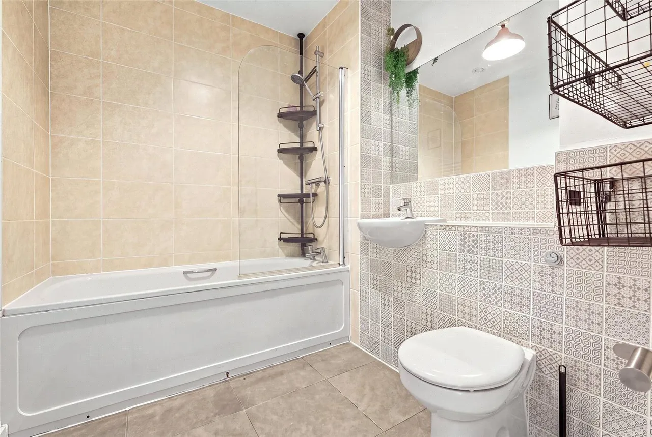 Bathurst Square, London, N15, photo 14