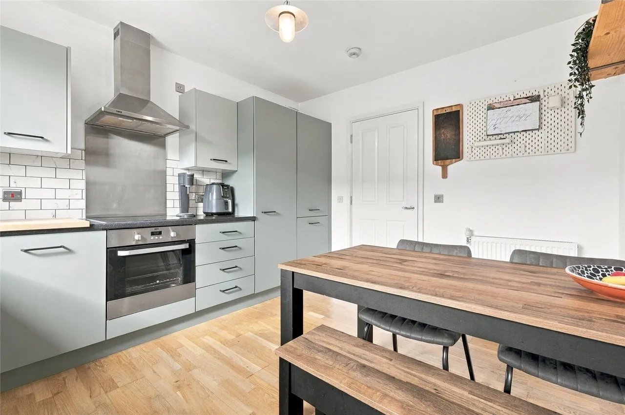 Bathurst Square, London, N15, photo 5