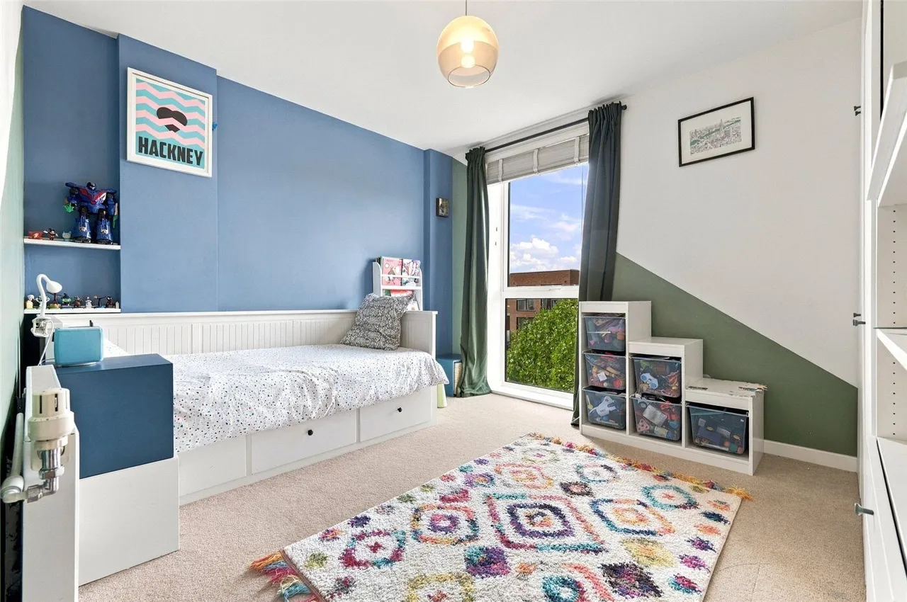 Bathurst Square, London, N15, photo 12