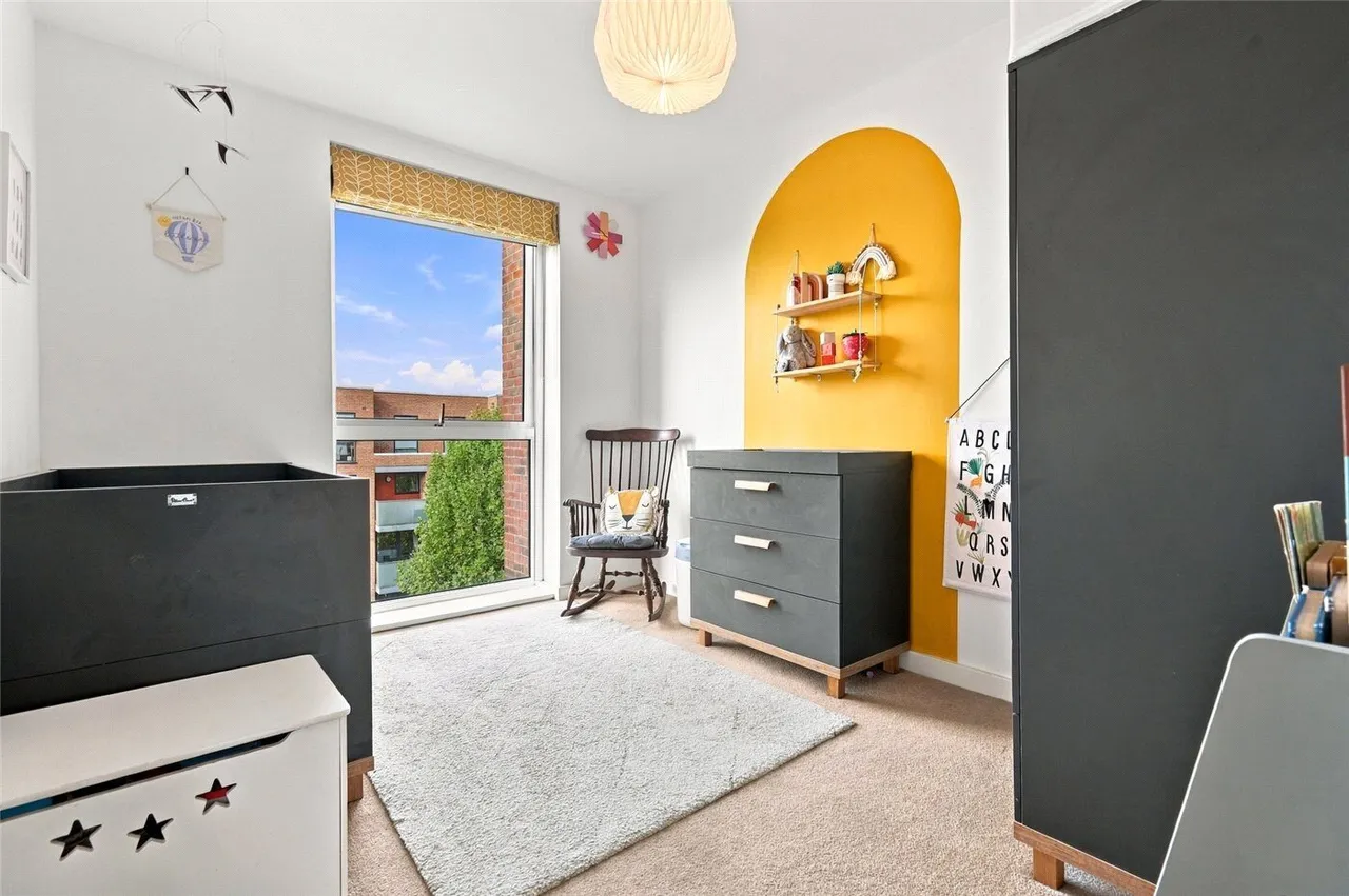 Bathurst Square, London, N15, photo 13