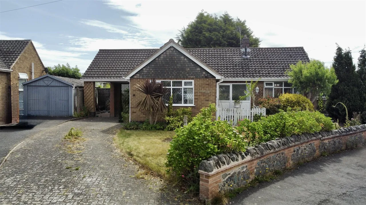 2 bed house for sale, Sandhills Close, Belton