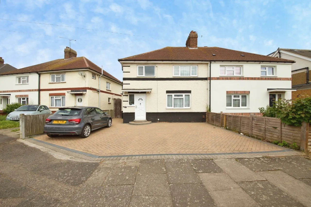 3 bed house for sale, Meadow Road, Romford, RM7