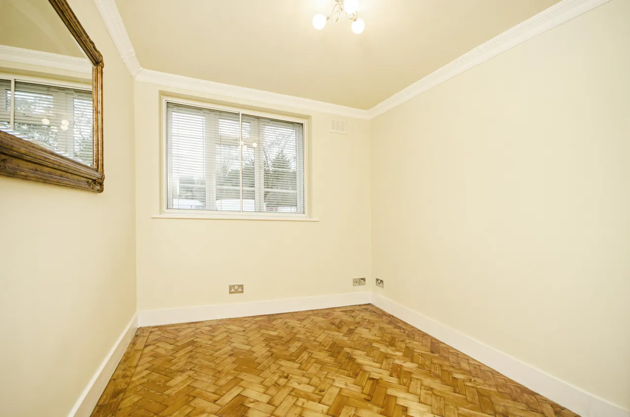 96 Beaufort Park, London, photo 3