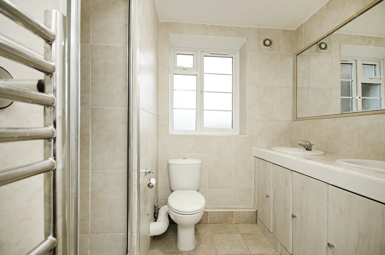 96 Beaufort Park, London, photo 6
