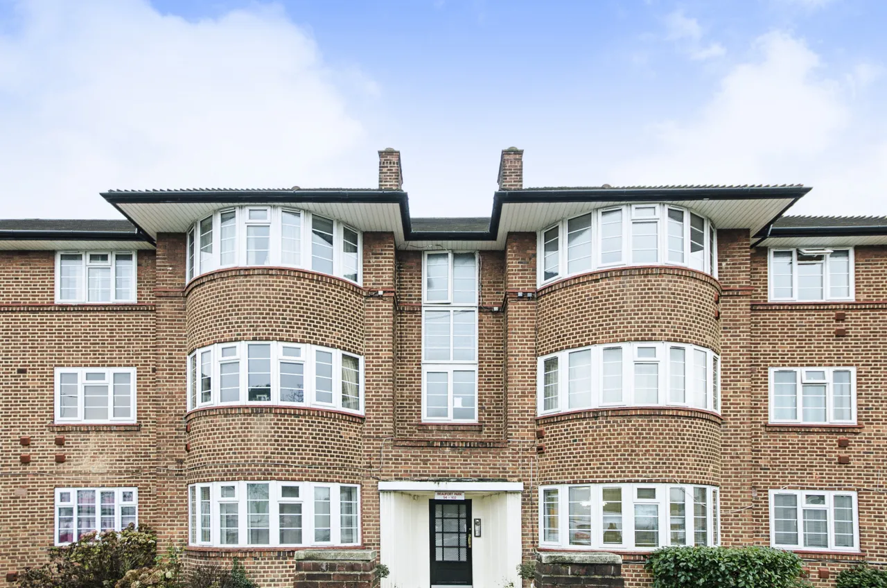 3 bed flat for sale — 96 Beaufort Park, London
