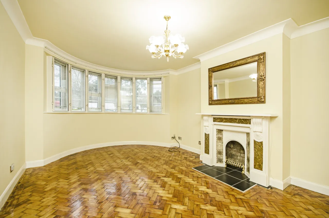 96 Beaufort Park, London, photo 2
