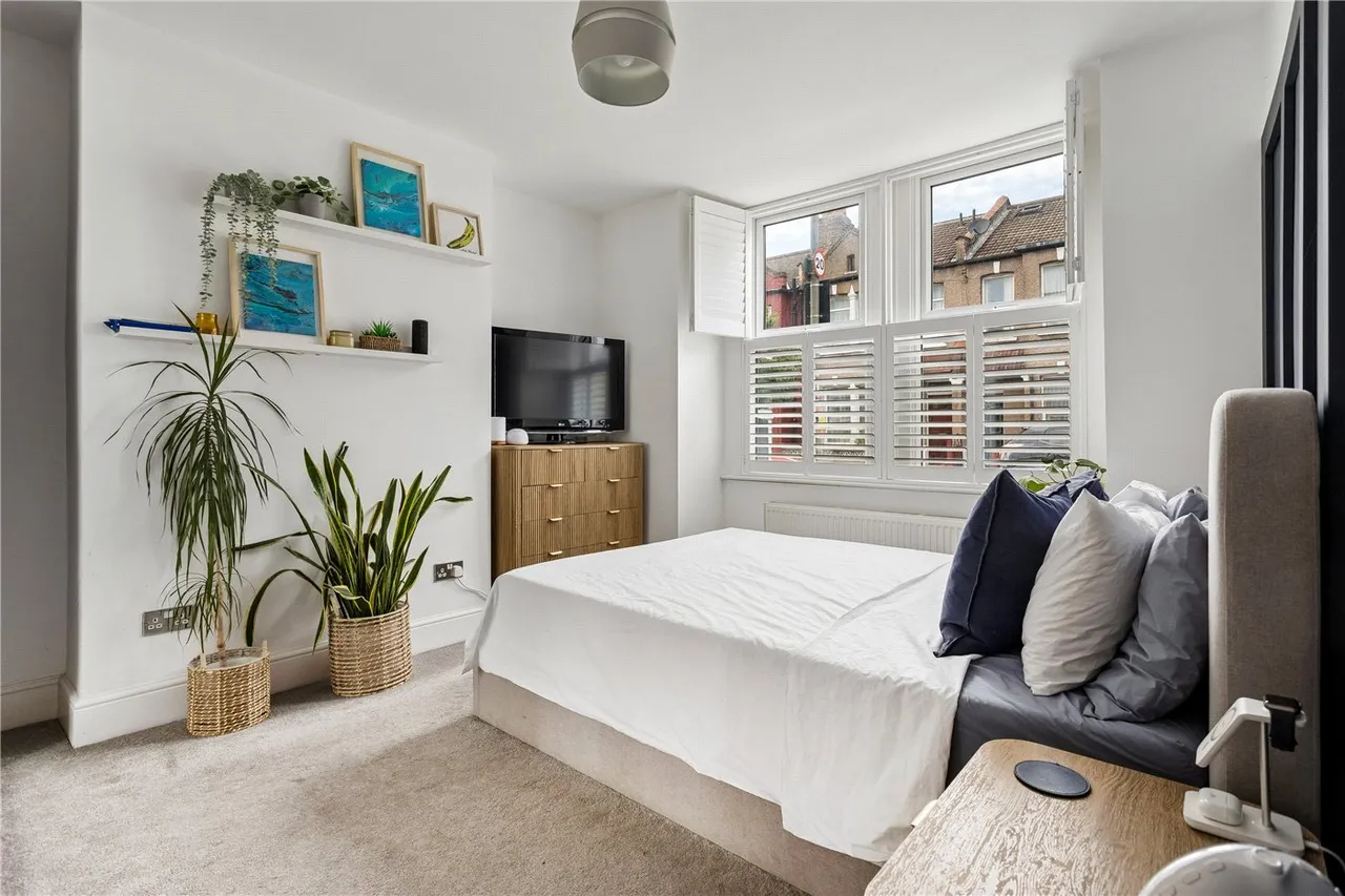 2 bed flat for sale — Fairlight Road, London, SW17