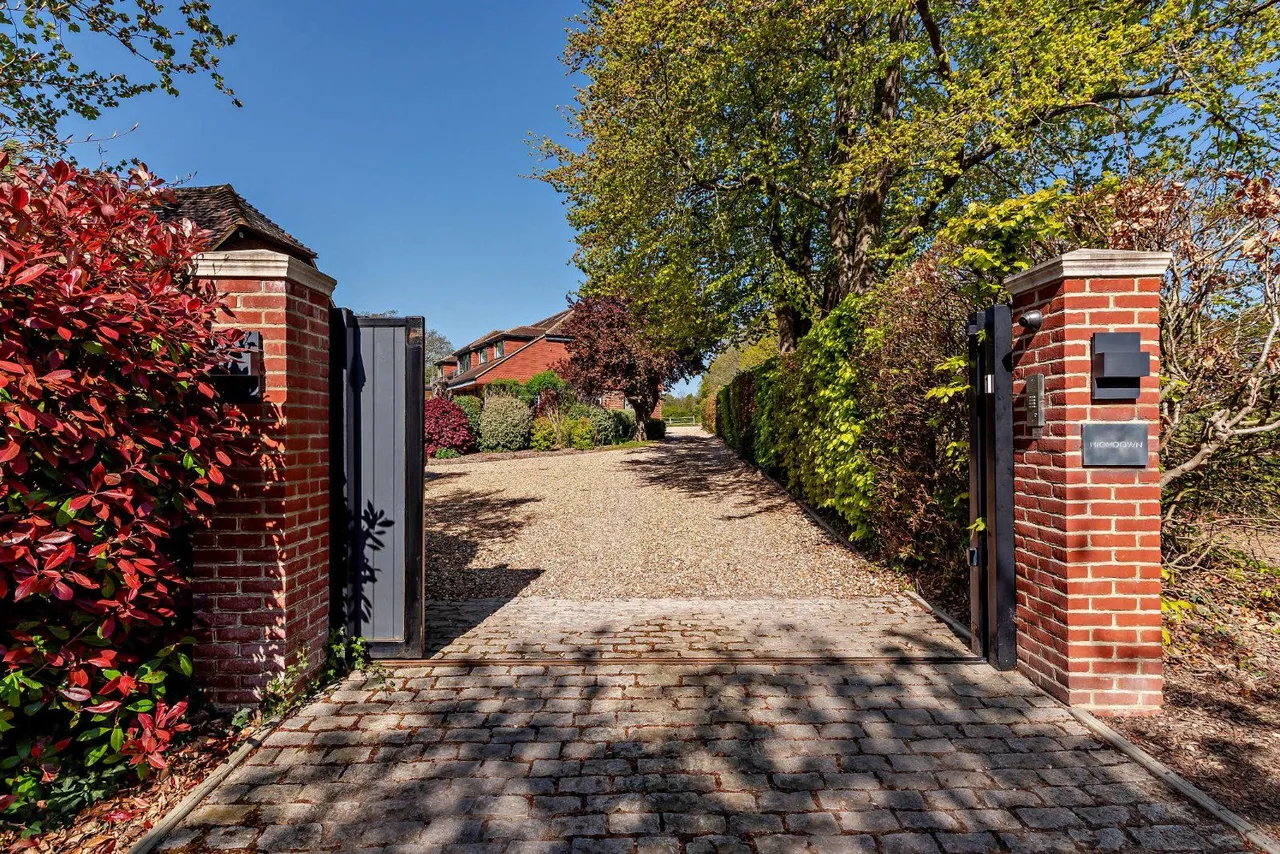 Muntham Drive, Barns Green, Horsham, West Sussex, RH13 0PT, photo 3