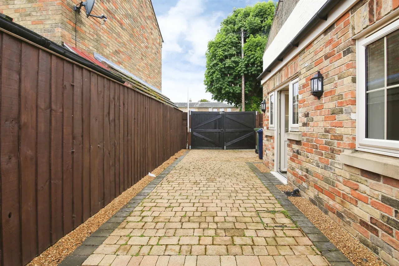 Falcon Lane, Peterborough, PE7, photo 2