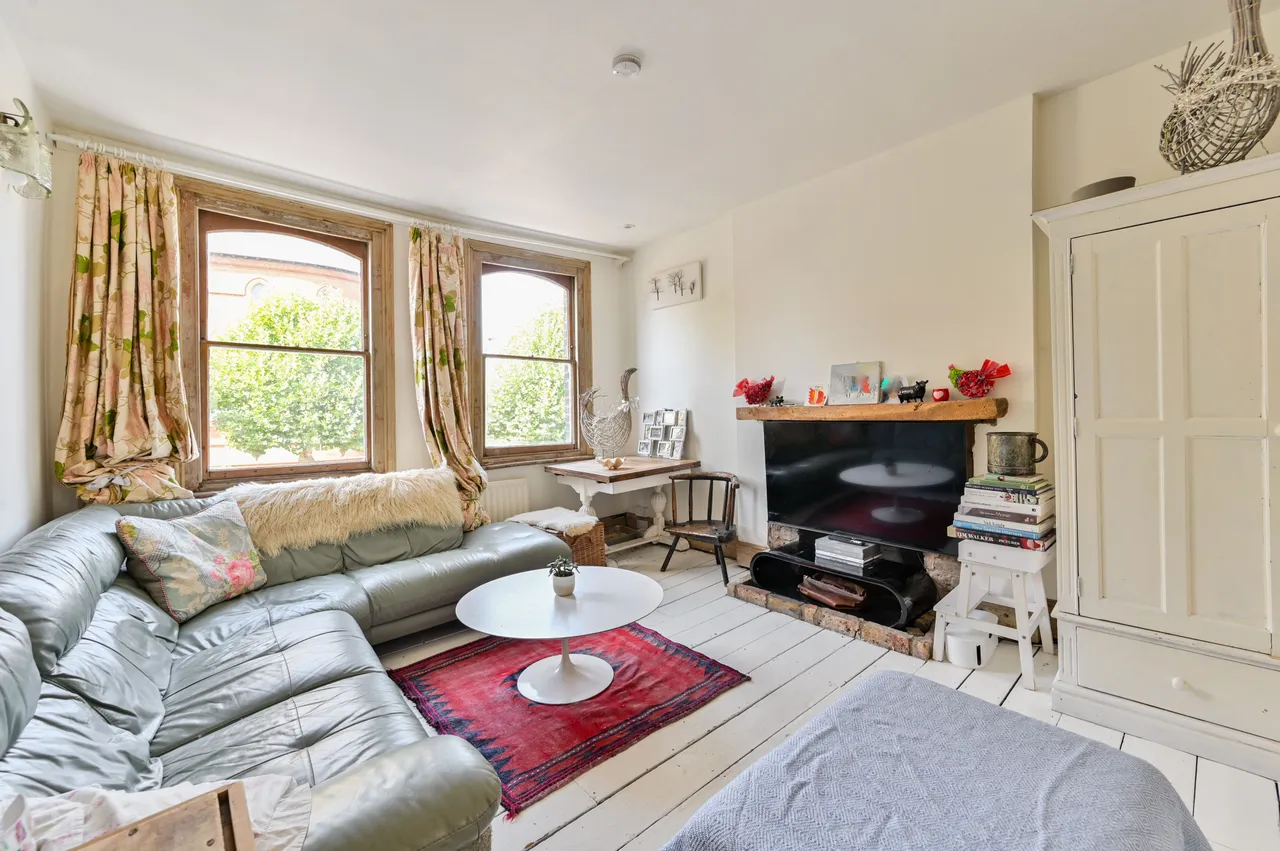 3 bed flat for sale — 131b Lavender Hill, London
