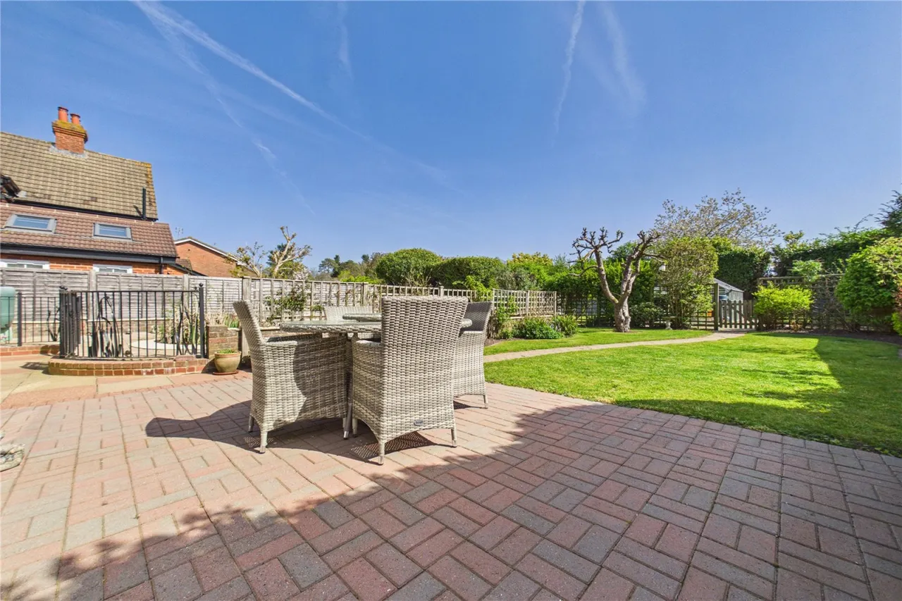 School Lane, Burghfield Common, RG7, photo 2