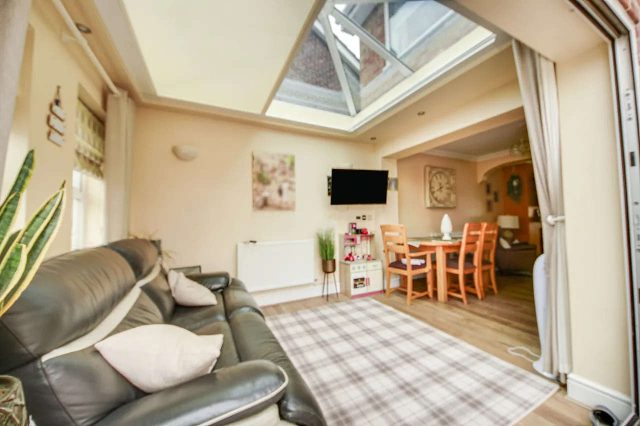 Stirling Road, Cardiff, South Glamorgan, photo 6