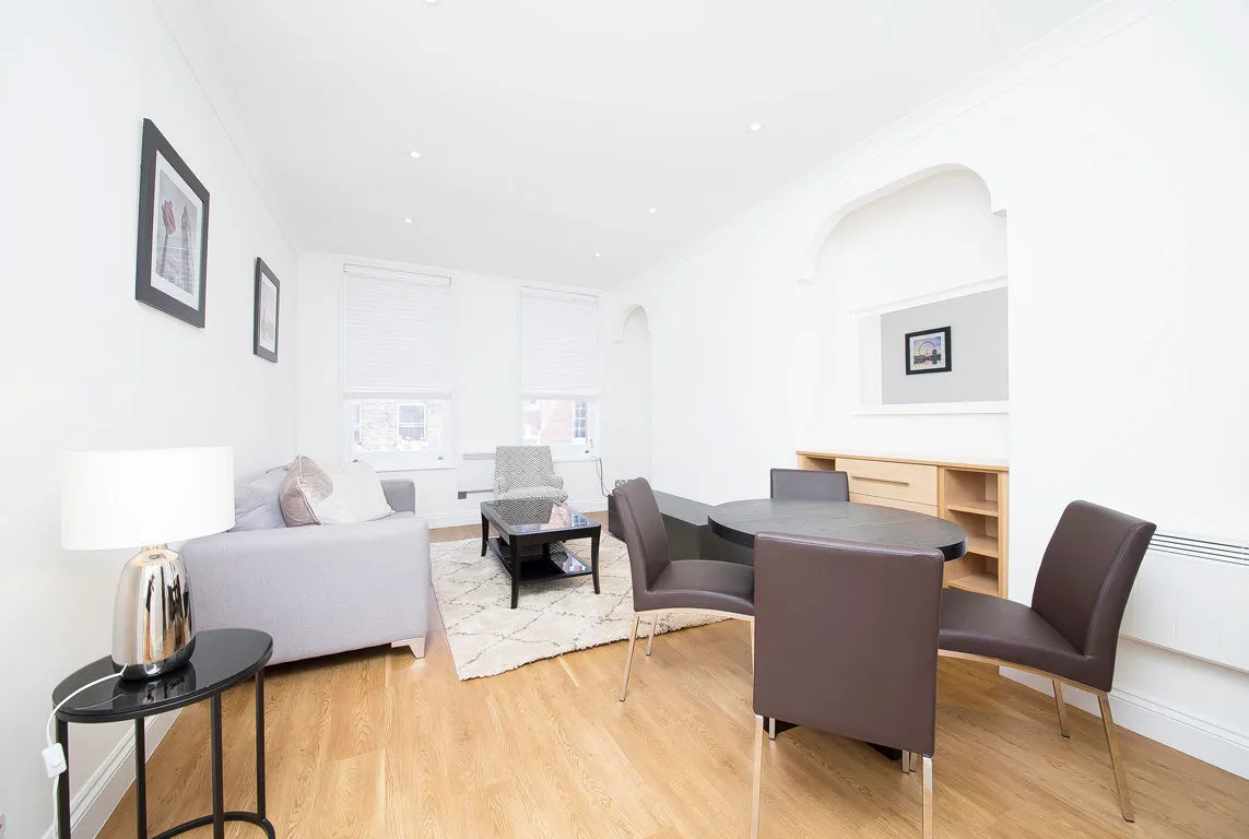2 bed flat to rent — Hanson Street, London