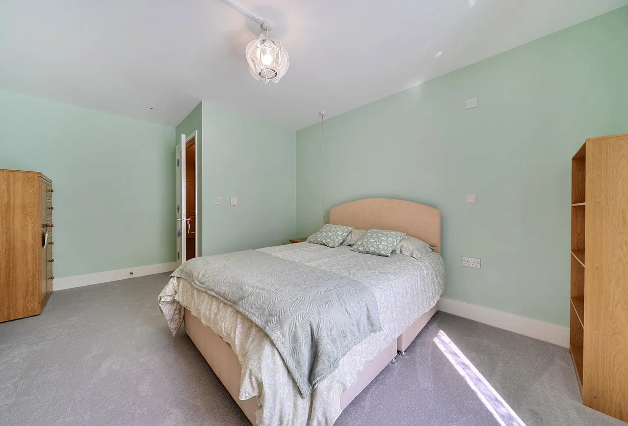 Squirrels Heath Lane, Gidea Park, RM2 6EW, photo 5