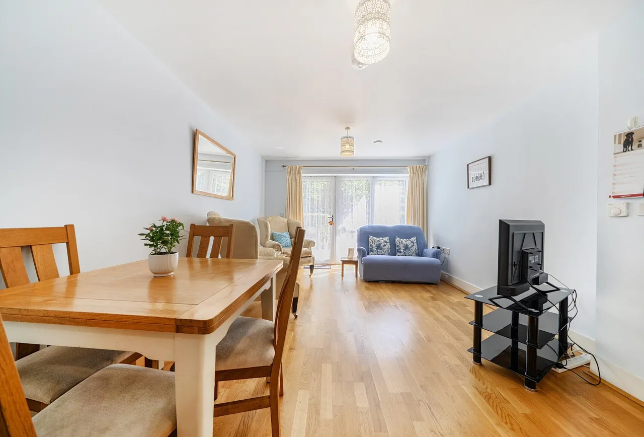 Squirrels Heath Lane, Gidea Park, RM2 6EW, photo 4