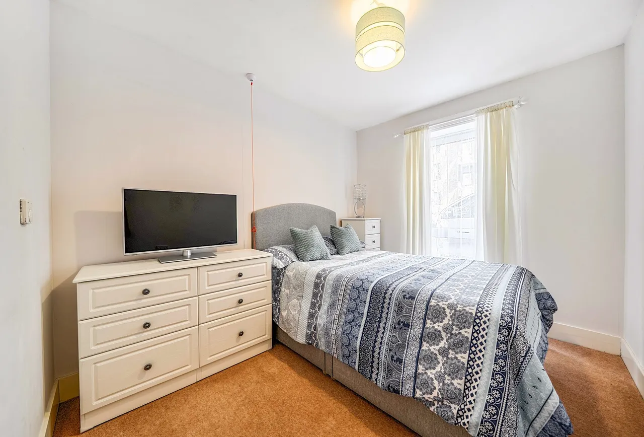 Squirrels Heath Lane, Gidea Park, RM2 6EW, photo 7