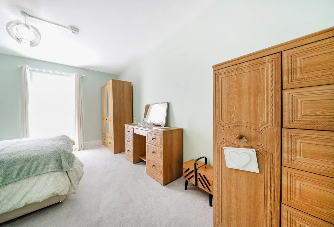 Squirrels Heath Lane, Gidea Park, RM2 6EW, photo 6