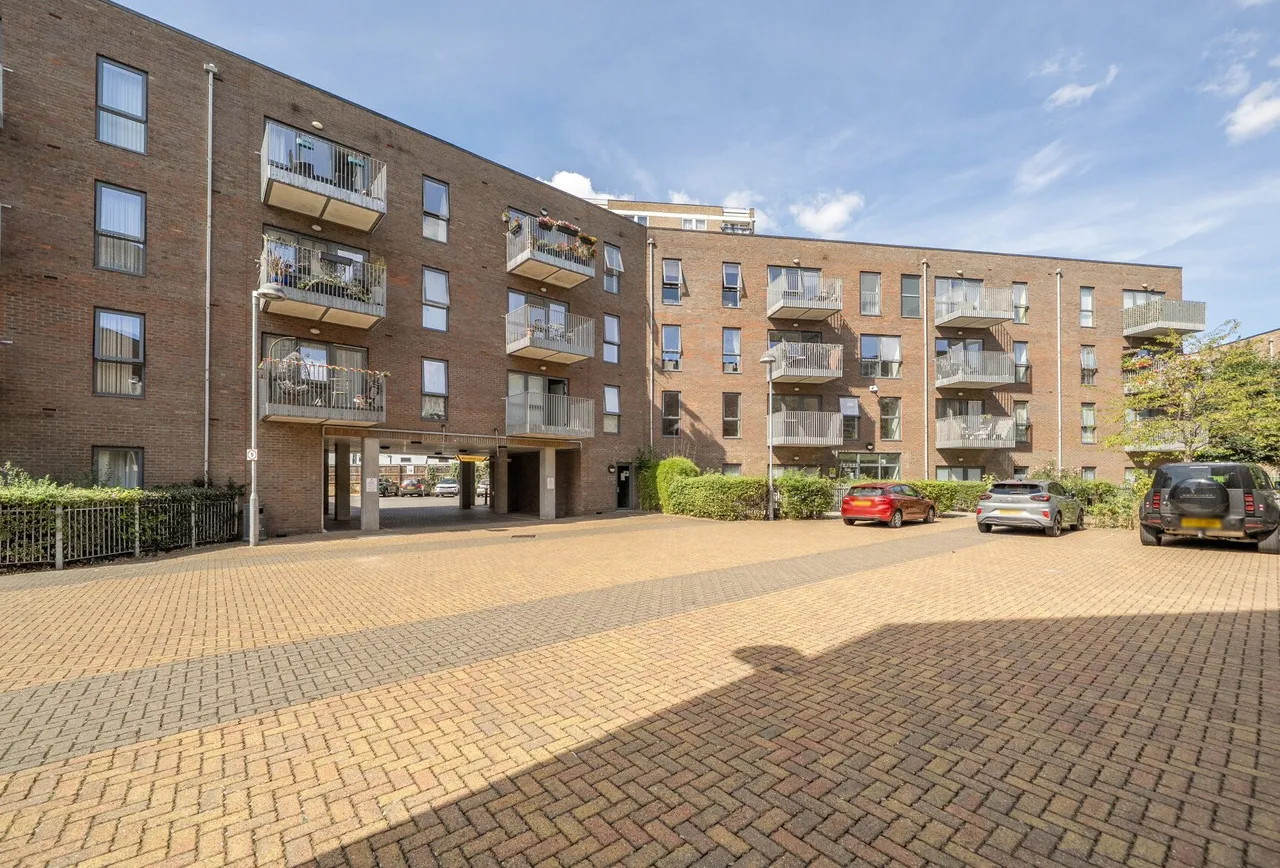 Squirrels Heath Lane, Gidea Park, RM2 6EW, photo 16