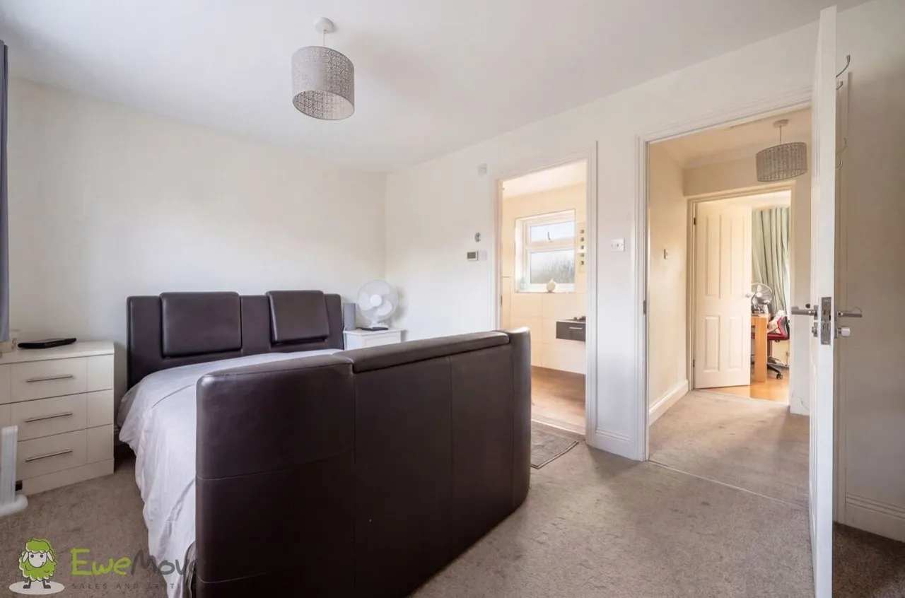 Sarisbury Close, Tadley, RG26, photo 11