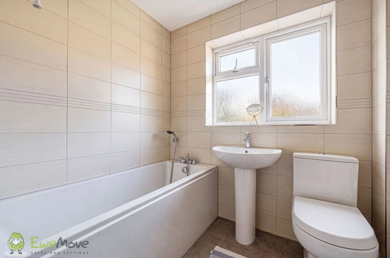 Sarisbury Close, Tadley, RG26, photo 14