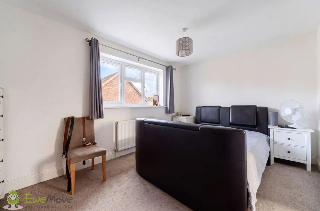 Sarisbury Close, Tadley, RG26, photo 12