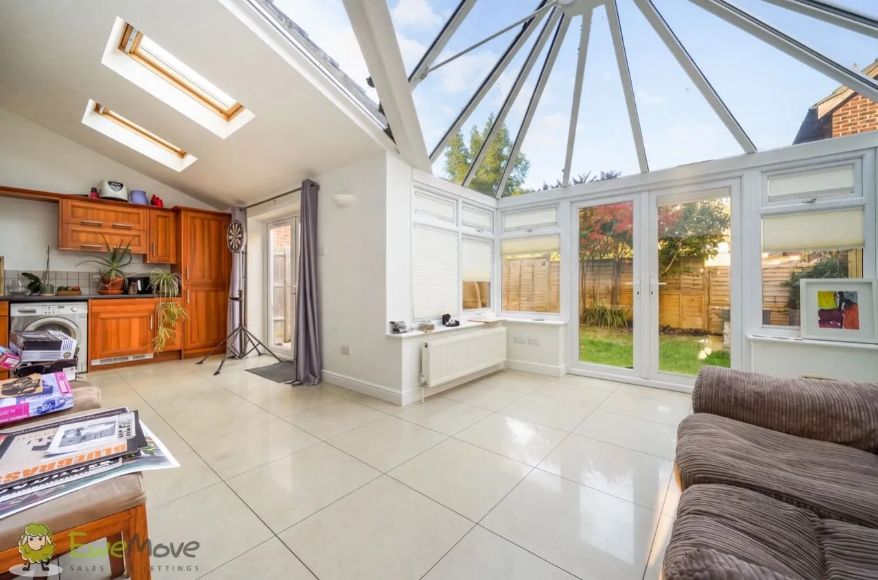 Sarisbury Close, Tadley, RG26, photo 2