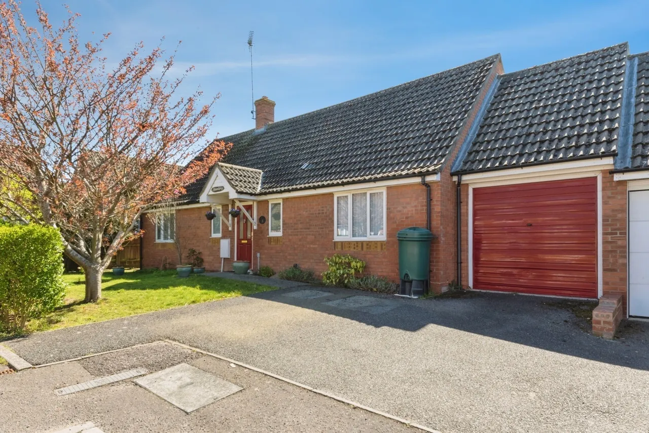 3 bed property for sale — Shalfleet Court, Clacton-on-Sea, Essex, CO15