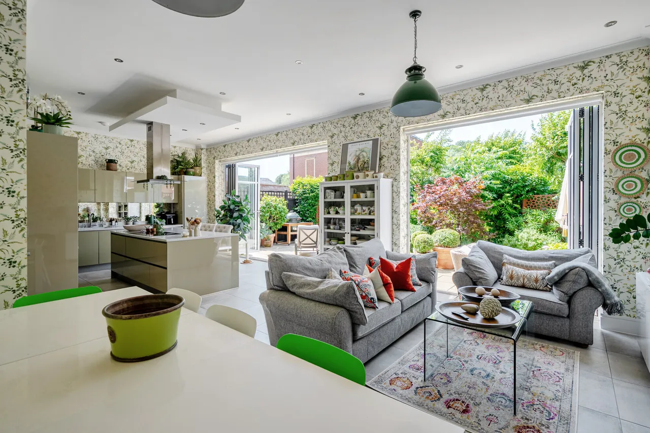 Pine Lodge Way, Epsom, KT19, photo 2