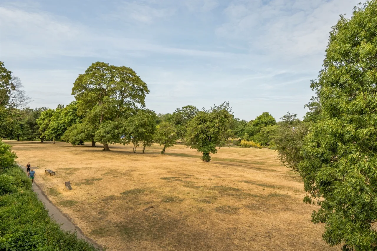 Frobisher Mews, Enfield, EN2, photo 2