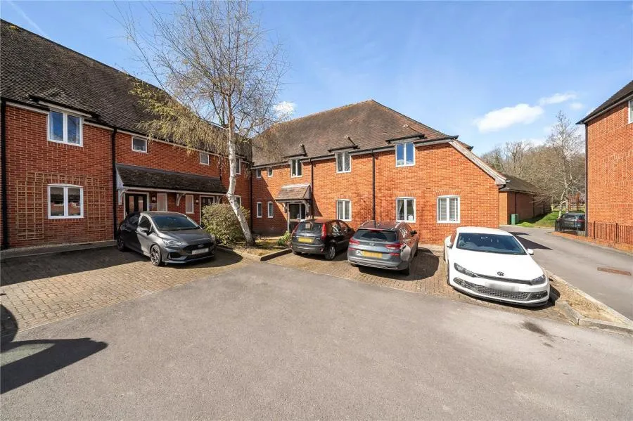 2 bed flat for sale, Abbey Gardens, Upper Woolhampton, RG7
