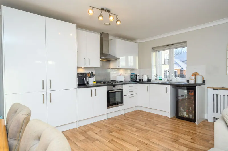 Alderson Grove Hersham, Walton-On-Thames KT12 5EG, photo 5