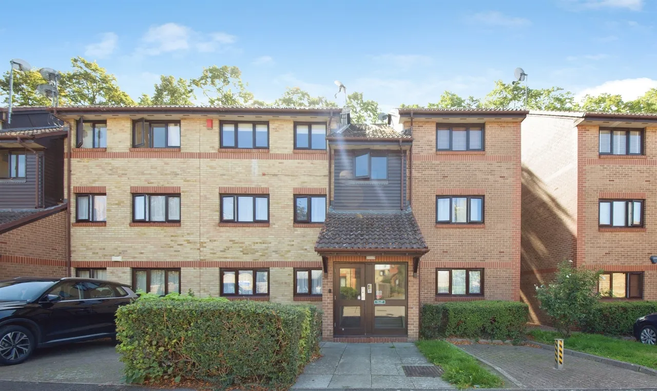 2 bed flat for sale, Waterside Close, Barking, IG11
