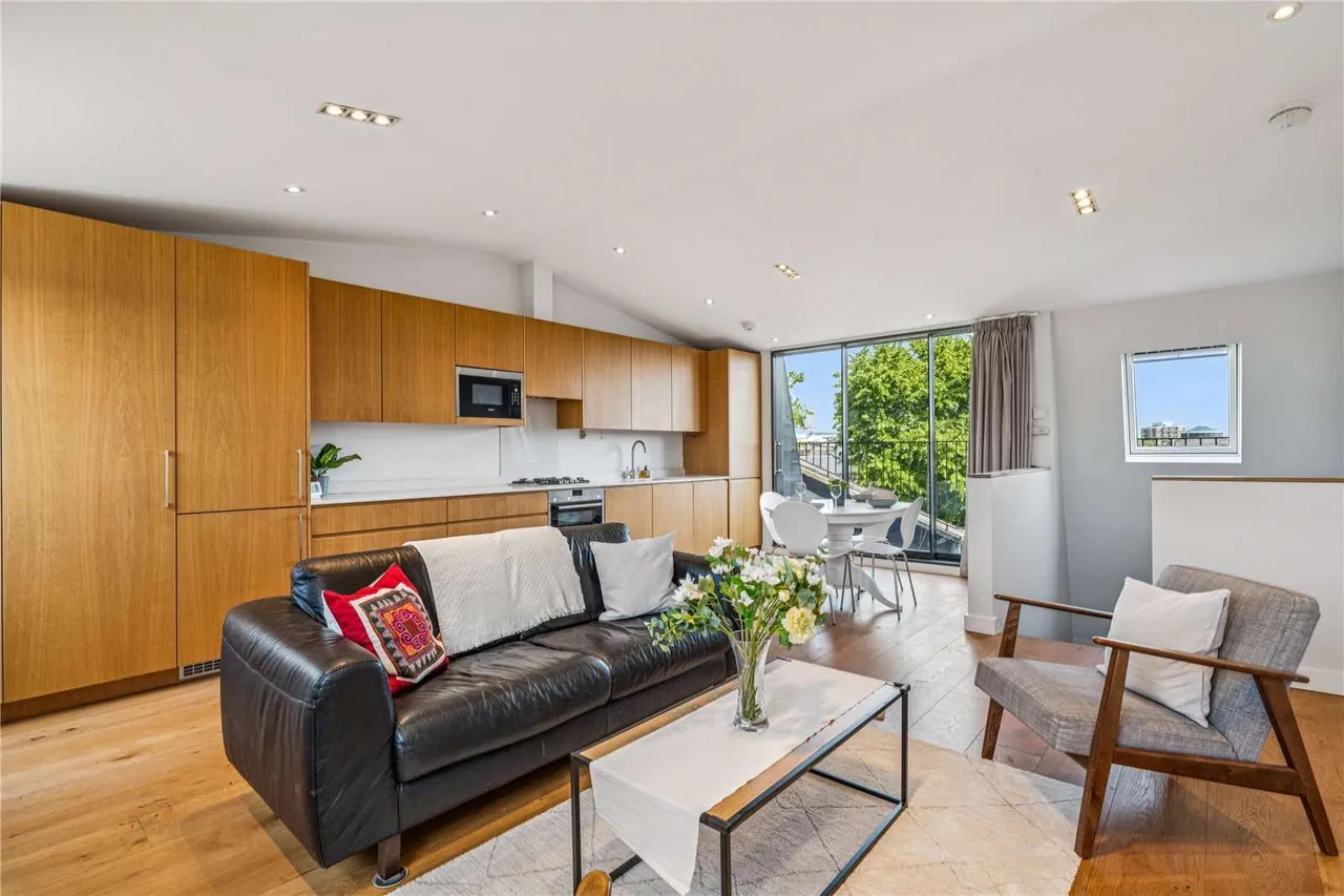 2 bed flat for sale — Chalcot Road, Primrose Hill, London, NW1 8LN