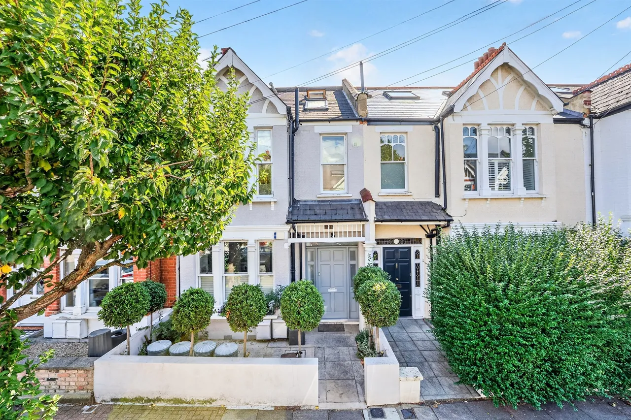 2 bed flat for sale — Lavenham Road, London