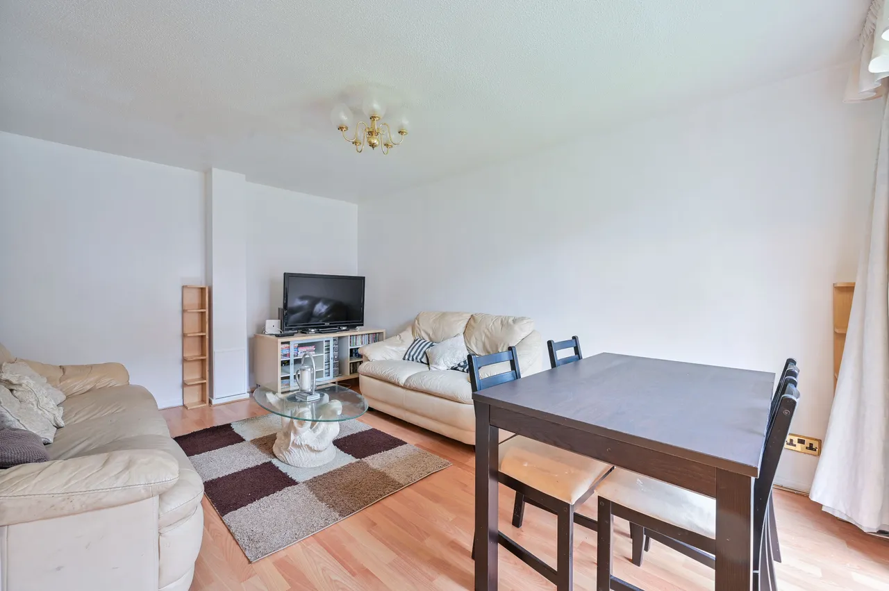 39 Langdale Close, London, photo 2