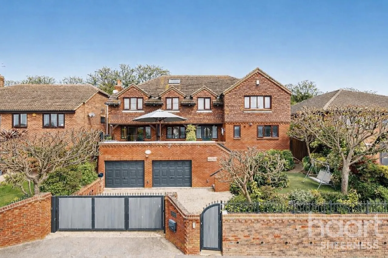 6 bed house for sale, Queenborough Drive, Minster, ME12