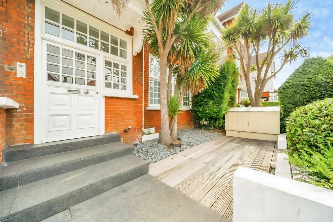 4 bed flat to rent, Bracknell Gardens, London, NW3